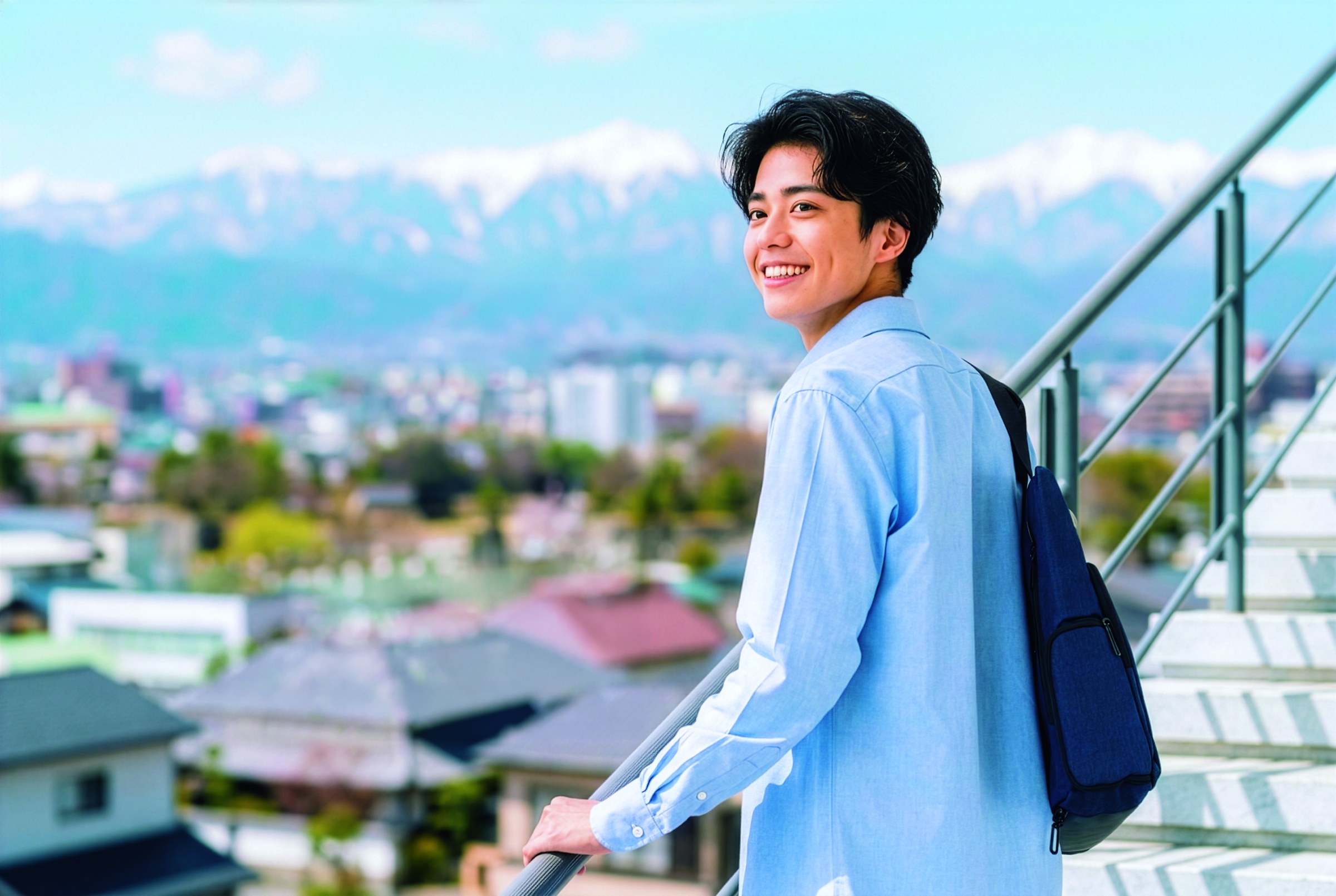松本の街を背景にした大学進学予定の学生