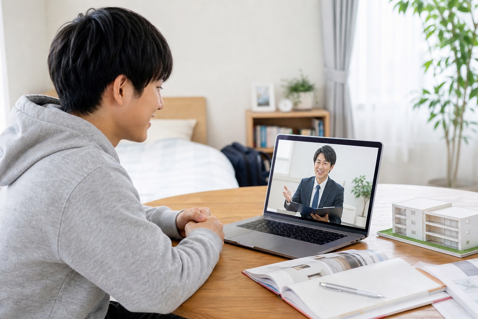 自宅からオンラインで住まい相談をする学生