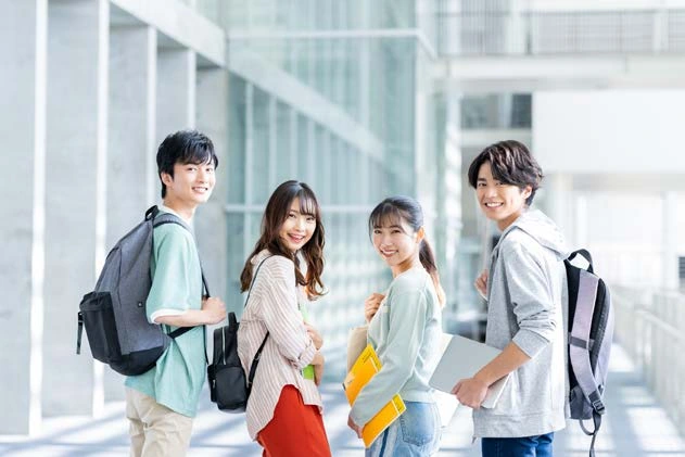 キャンパスを歩く大学生