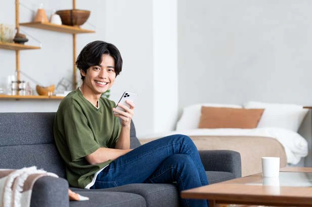 自分の部屋でくつろぐ男性