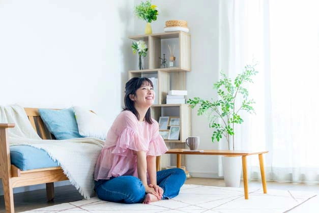 明るい部屋でくつろぐ女性