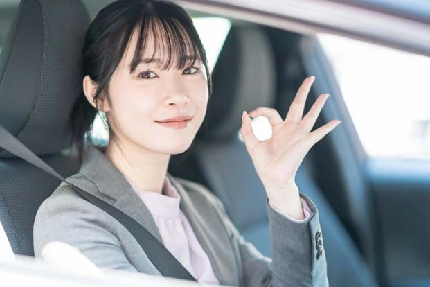 車内で案内するスタッフ