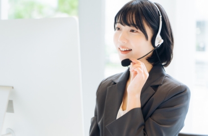 インカムを使って話す女性社員