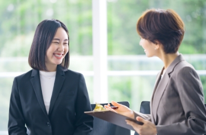 2人の女性社員が話している