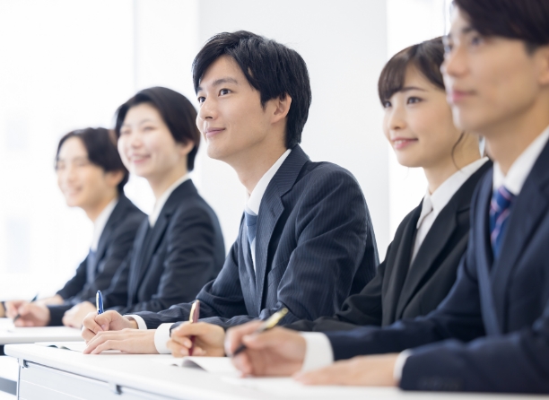 スーツを着た社員が研修をしている様子