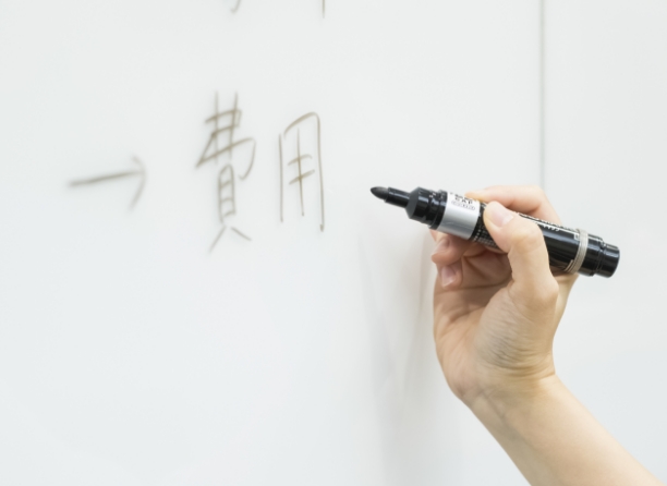 ホワイトボードに板書している様子