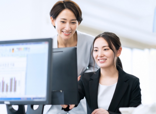 先輩社員が後輩社員に教えている様子