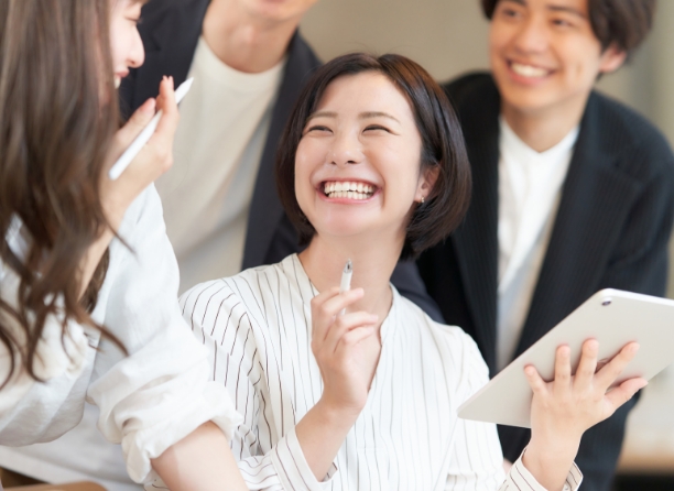 参加者が笑顔で研修をしている様子