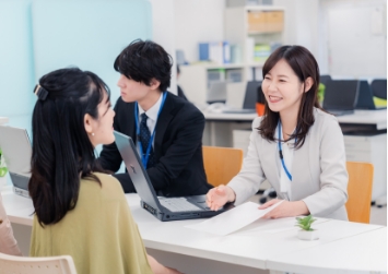 女性社員がお客様にマネジメントしている
