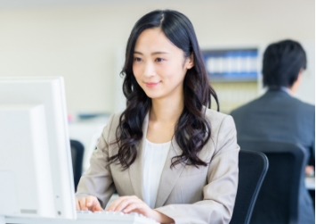 パソコンの画面を見ながら仕事をしている女性社員